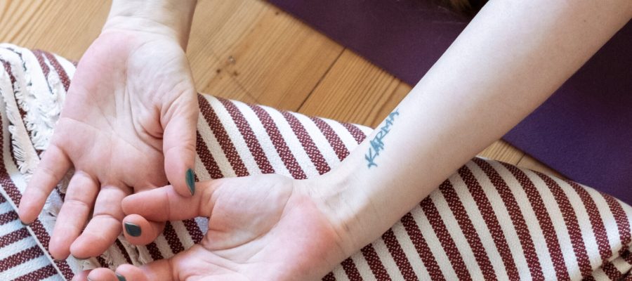 Frau nach Yogaklasse in liegender Meditation.