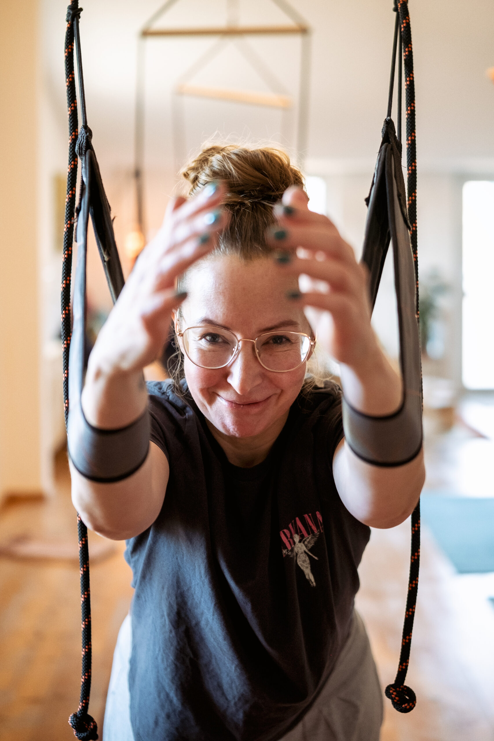 Glückliche und lachende Frau beim Slingtraining.